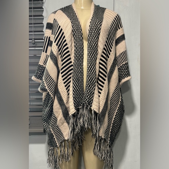 🖤💛Forever 21 Black and Cream Patterned Knit poncho size S/M oversize 🖤💛Box D - Picture 3 of 9